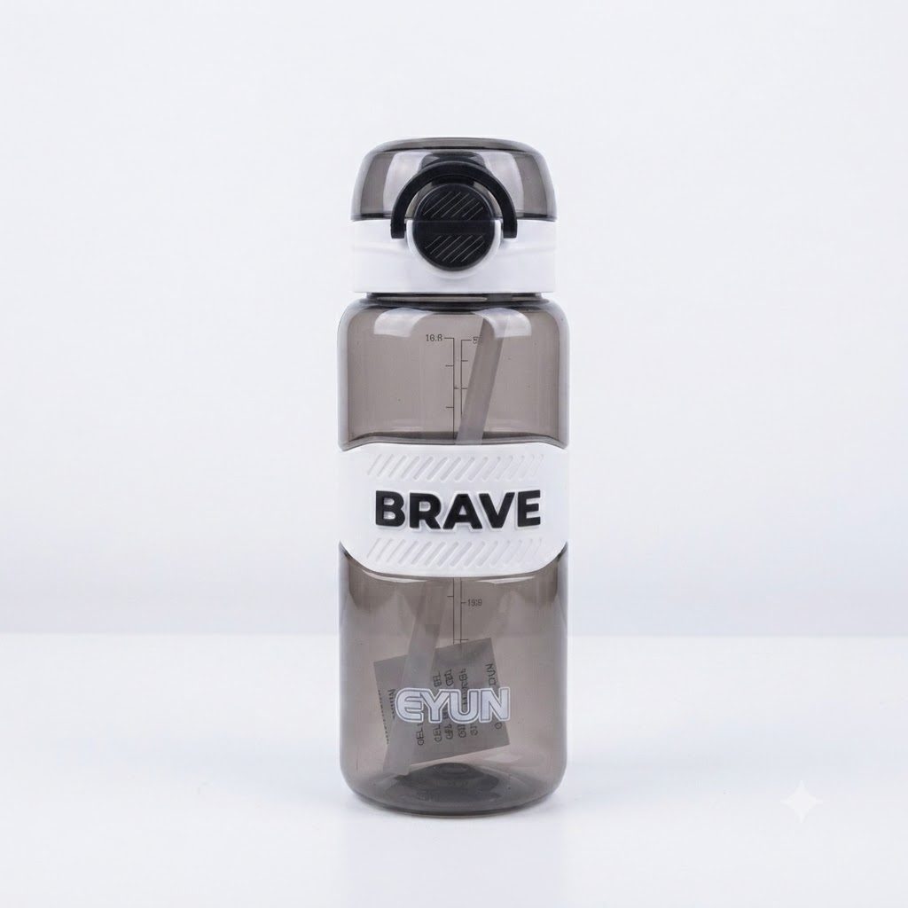زجاجة مياه رياضية تحفيزية بلون رمادي دخاني تحمل شعار "BRAVE" (800 مل)
