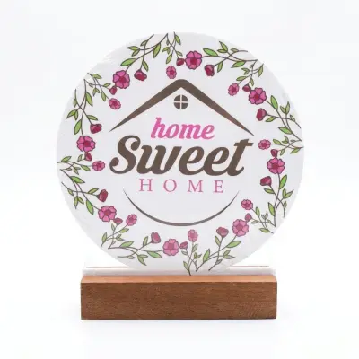 لوحة تزيينية للطاولة بعبارة "Home Sweet Home" مزينة بنقوش زهور، مع قاعدة