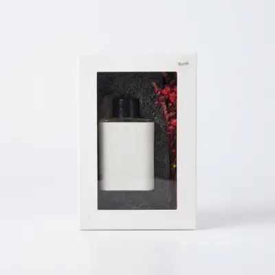 طقم موزع عطر برائحة الورد وقصبات النشر مع تغليف جلدي – موزع فاخر لعطور المنزل مزود بغصن زهور مجففة