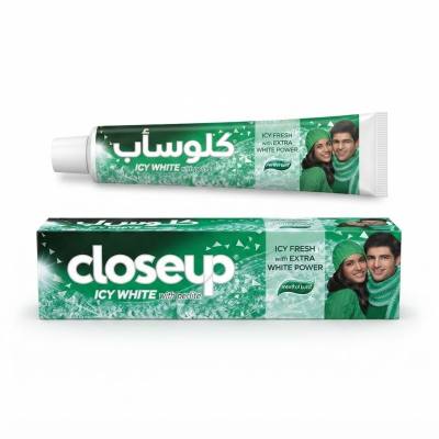 معجون أسنان أبيض ثلجي مع البيرلايت (صورة مقربة)