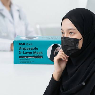 كمامة وجه سوداء للاستخدام مرة واحدة من بي آند كي، ثلاث طبقات (50 قطعة)
